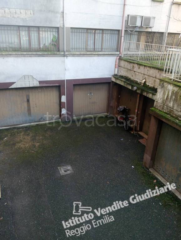 locale commerciale in vendita a Reggio nell'Emilia in zona Ospizio
