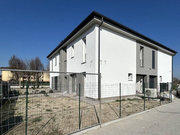 casa indipendente in vendita a Reggio nell'Emilia in zona Sesso