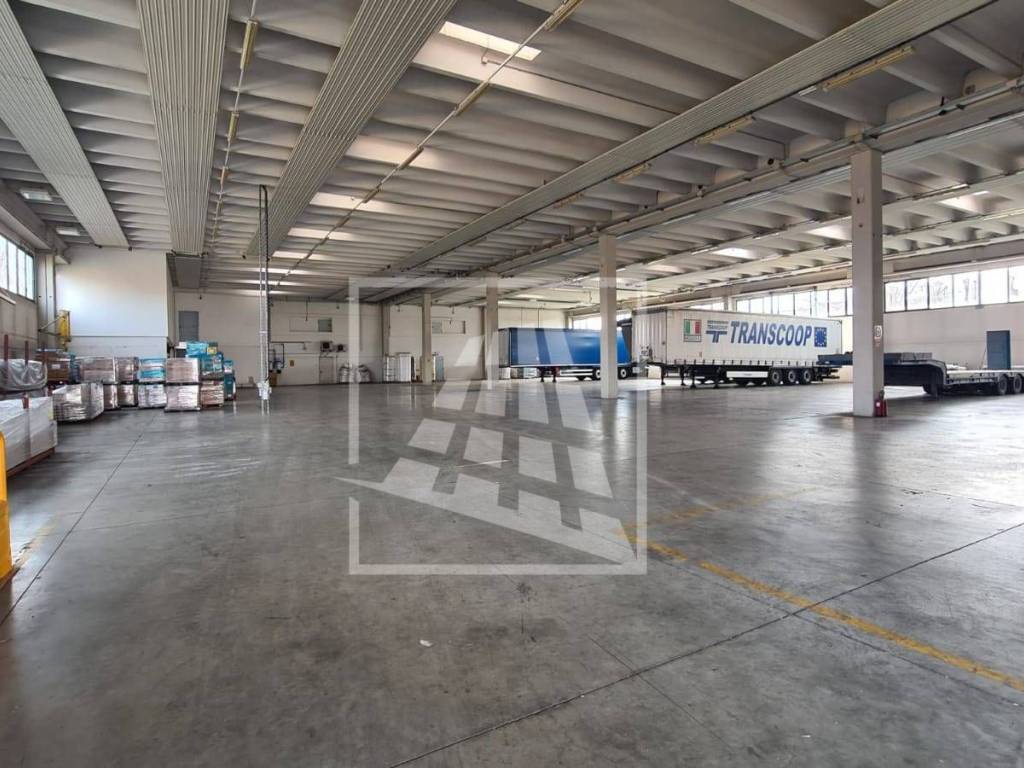 locale commerciale in vendita a Reggio nell'Emilia