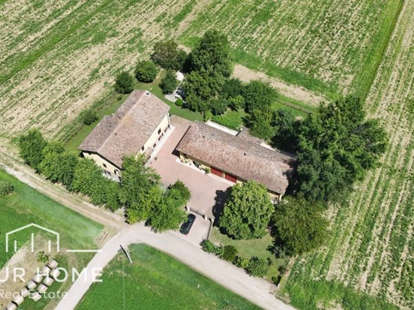 casa indipendente in vendita a Reggio nell'Emilia in zona Gavassa