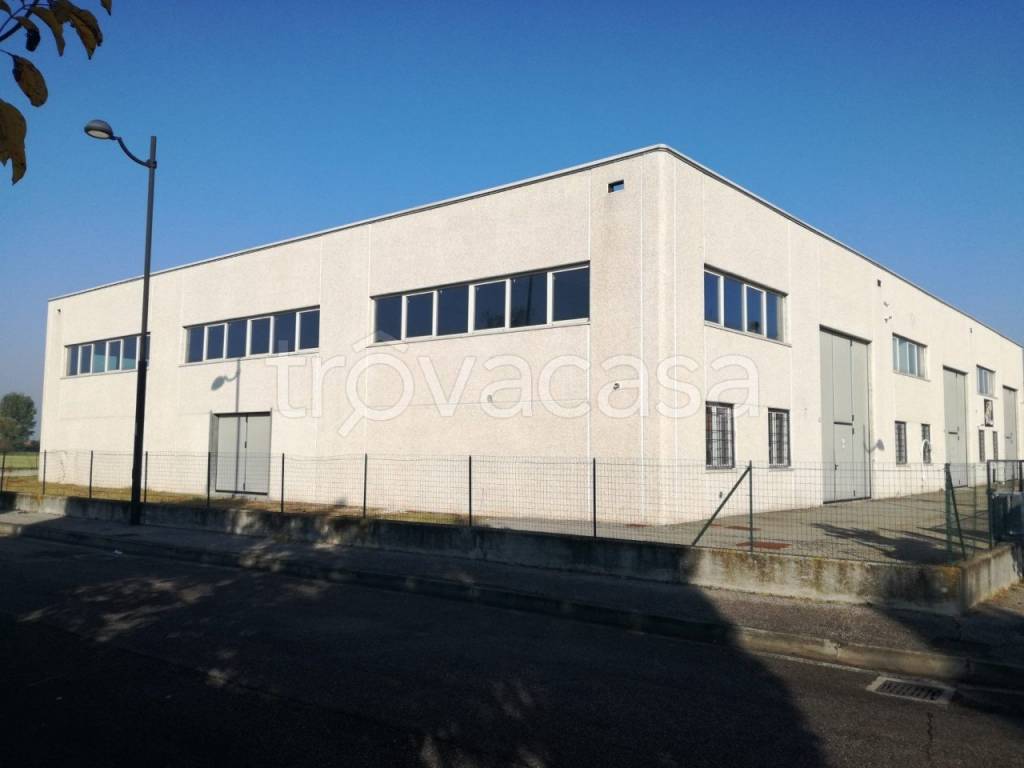 locale commerciale in vendita a Reggio nell'Emilia in zona Pratofontana