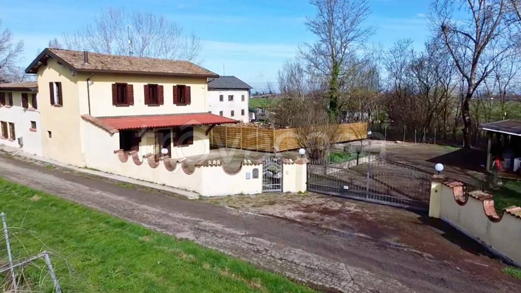 casa indipendente in vendita a Reggio nell'Emilia in zona Coviolo