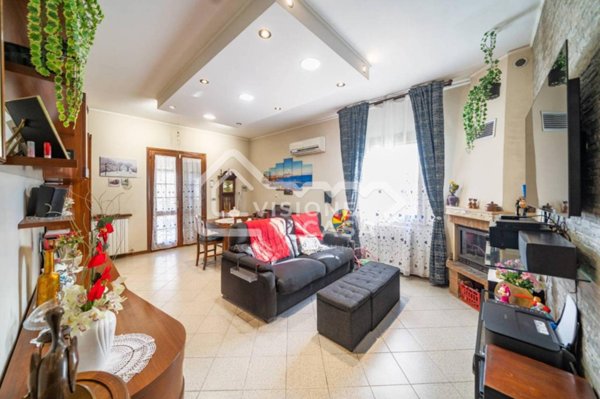 casa indipendente in vendita a Reggio nell'Emilia in zona Città Storica