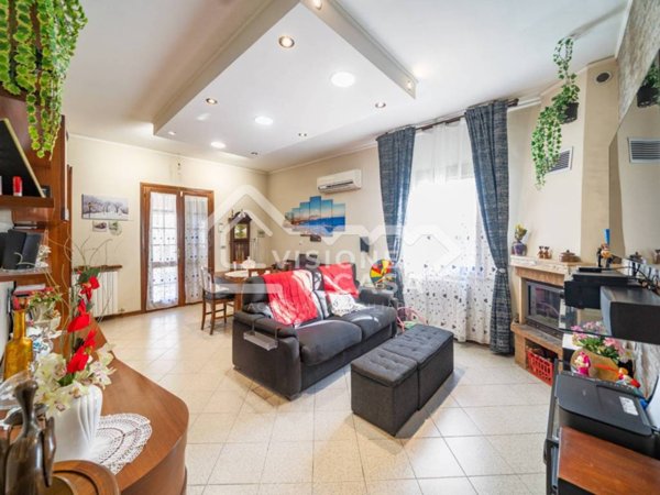 casa indipendente in vendita a Reggio nell'Emilia in zona Città Storica