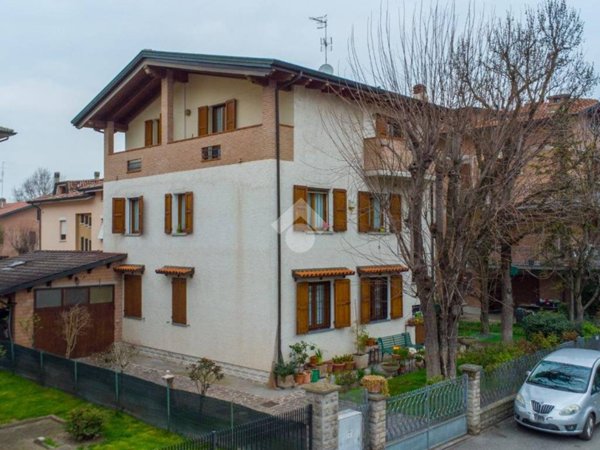 casa indipendente in vendita a Reggio nell'Emilia in zona San Maurizio