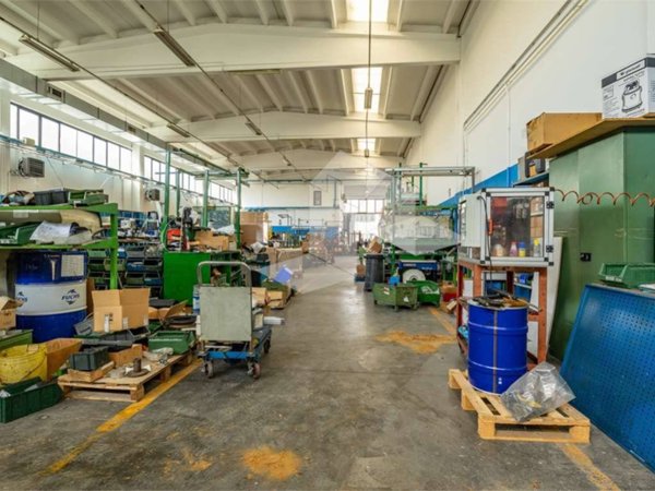 locale commerciale in vendita a Reggio nell'Emilia