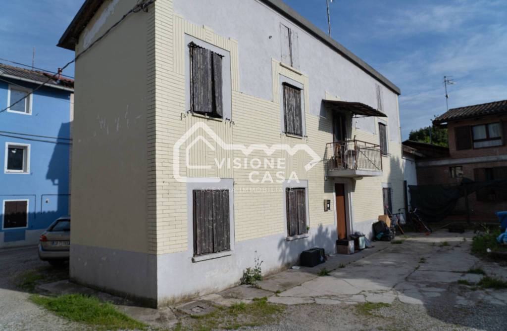 casa indipendente in vendita a Reggio nell'Emilia in zona Gavassa