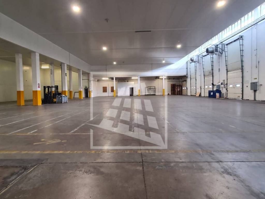 locale commerciale in vendita a Reggio nell'Emilia
