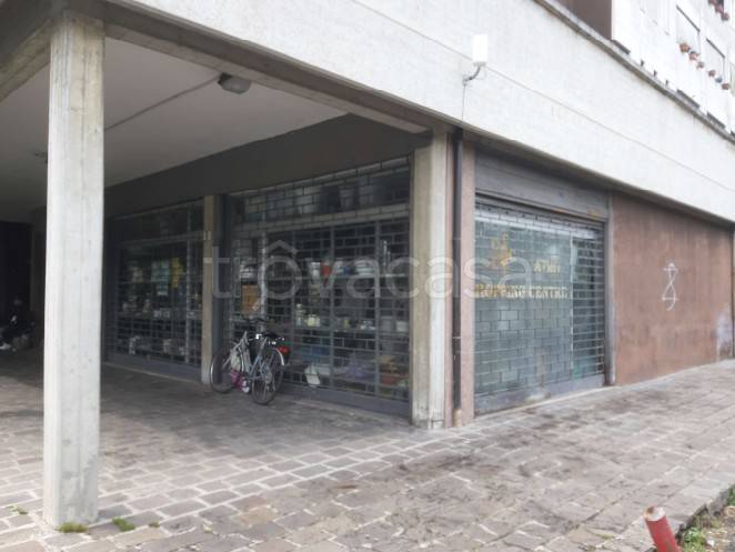 negozio in vendita a Reggio nell'Emilia in zona Ospizio