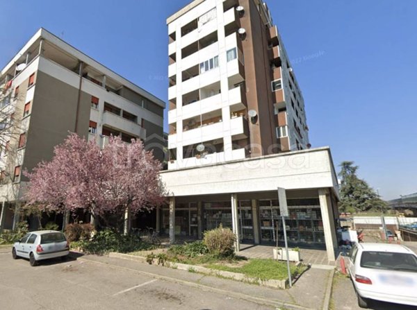 negozio in vendita a Reggio nell'Emilia in zona Ospizio