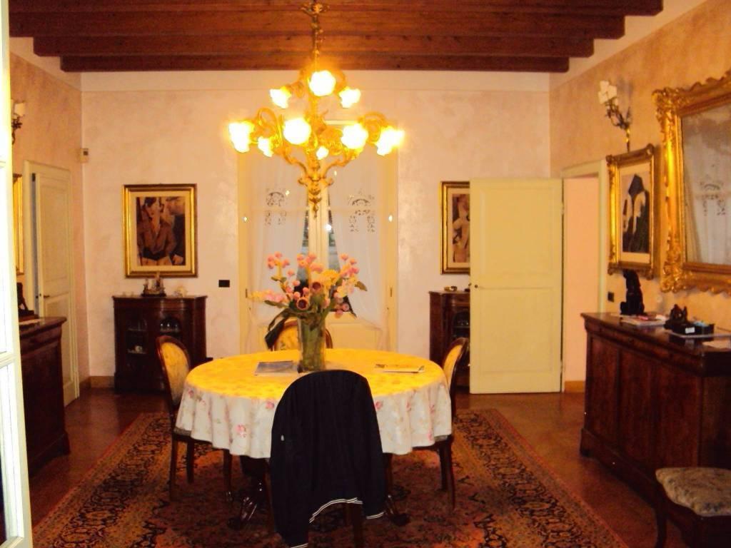 casa indipendente in vendita a Reggio nell'Emilia in zona Città Storica