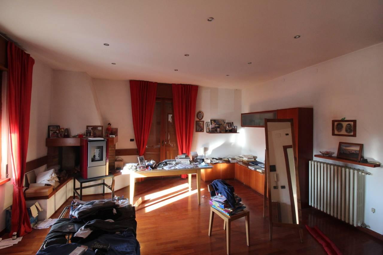 casa indipendente in vendita a Reggio nell'Emilia in zona Città Storica