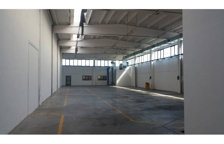 locale commerciale in vendita a Reggio nell'Emilia in zona Pieve Modolena
