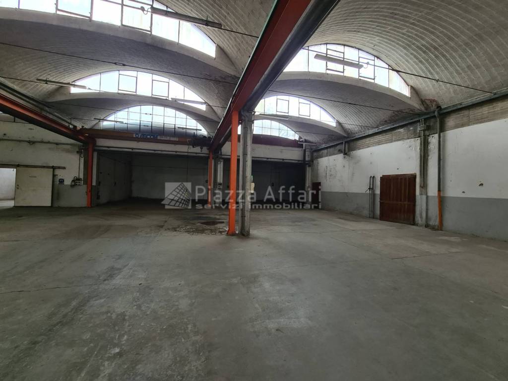 locale commerciale in vendita a Reggio nell'Emilia in zona Cadè / Gaida