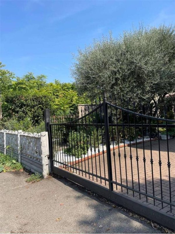 casa indipendente in vendita a Reggio nell'Emilia in zona Città Storica