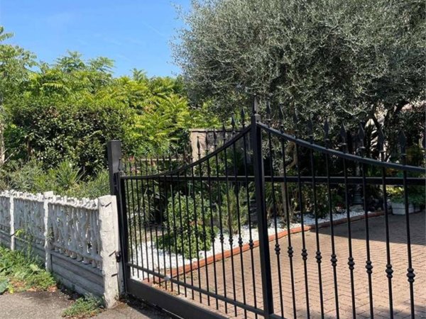 casa indipendente in vendita a Reggio nell'Emilia in zona Città Storica