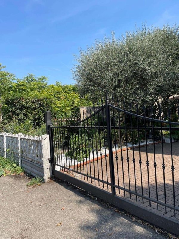casa indipendente in vendita a Reggio nell'Emilia in zona Città Storica