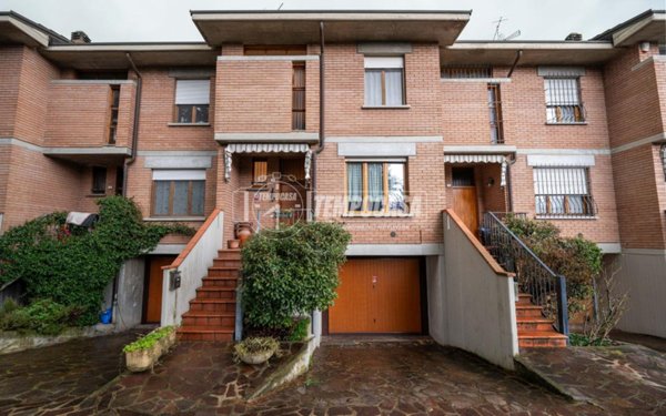 casa indipendente in vendita a Reggio nell'Emilia in zona Roncadella