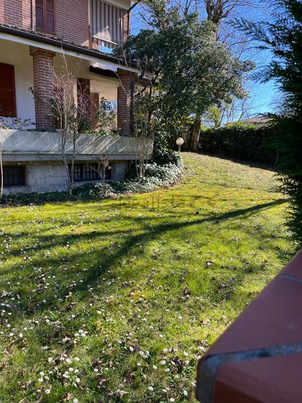 casa indipendente a Reggio nell'Emilia in zona San Pellegrino / Villa Canali