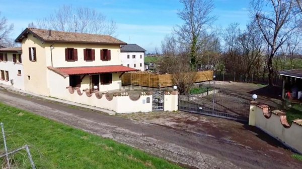 casa indipendente in vendita a Reggio nell'Emilia in zona Coviolo