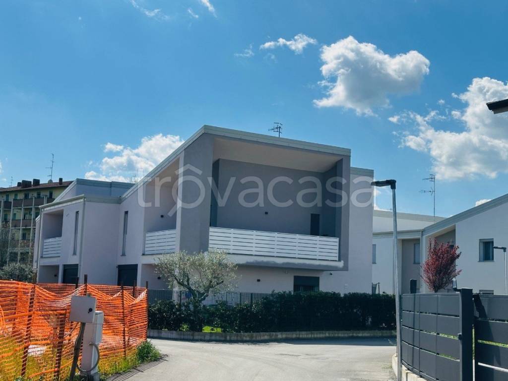casa indipendente in vendita a Reggio nell'Emilia in zona Roncina