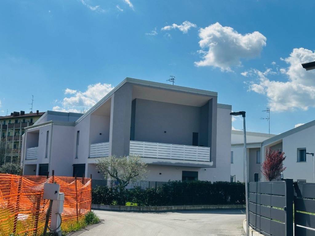 casa indipendente in vendita a Reggio nell'Emilia in zona Coviolo