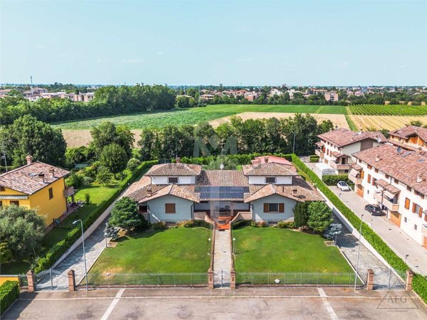 casa indipendente in vendita a Reggio nell'Emilia in zona Coviolo