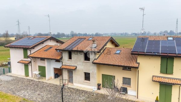 casa indipendente in vendita a Reggio nell'Emilia in zona Gavasseto