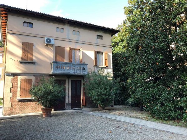 casa indipendente in vendita a Reggio nell'Emilia in zona Città Storica