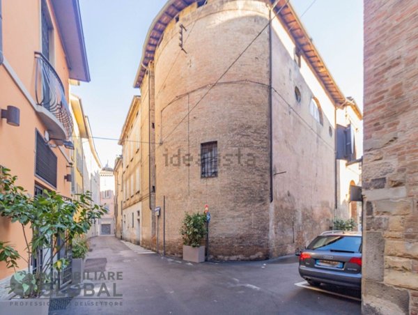 intera palazzina in vendita a Reggio nell'Emilia in zona Città Storica