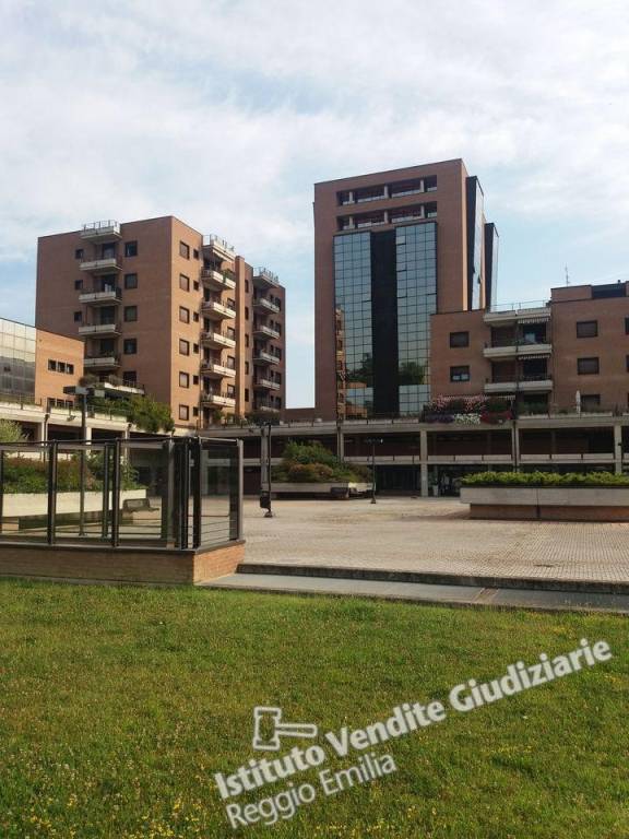 ufficio in vendita a Reggio nell'Emilia in zona Tribunale
