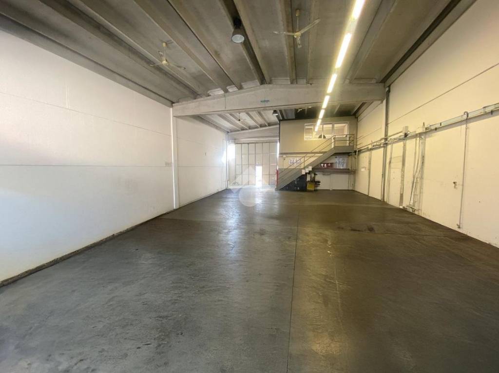 locale commerciale in vendita a Reggio nell'Emilia in zona Mancasale