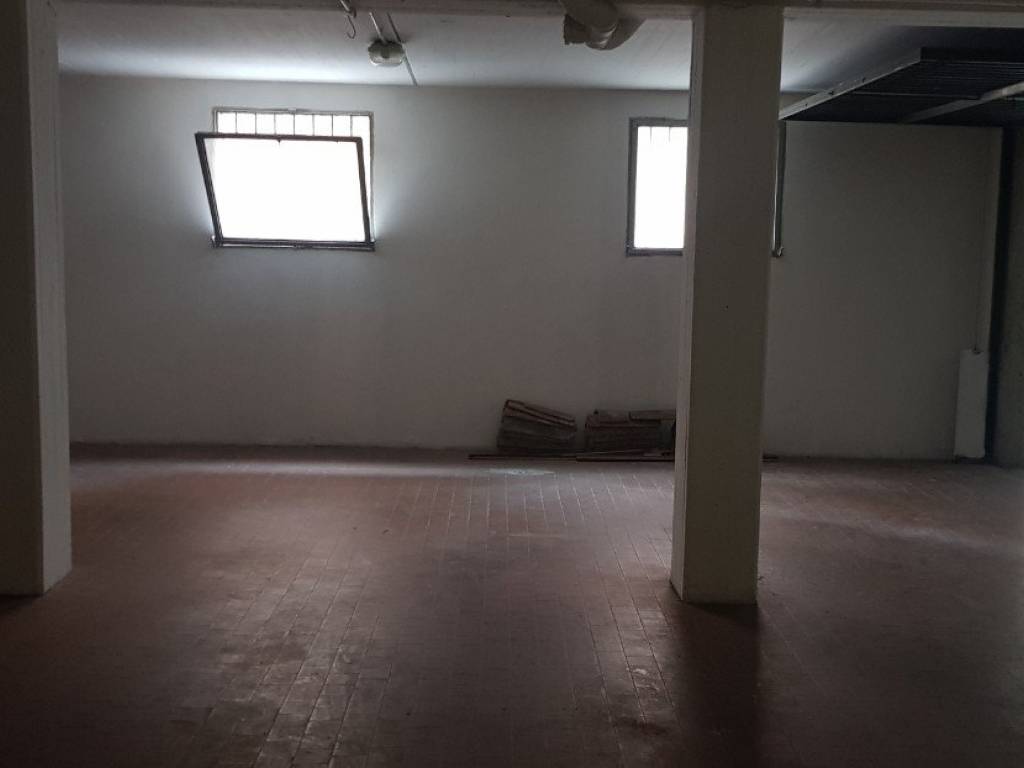 locale di sgombero in vendita a Reggio nell'Emilia