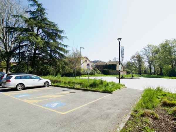 negozio in vendita a Reggio nell'Emilia in zona Mirabello
