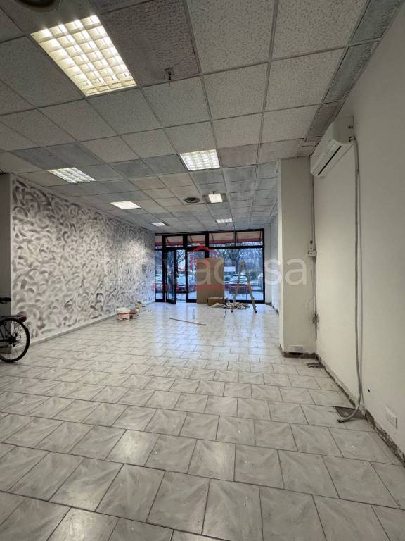 negozio in vendita a Reggio nell'Emilia in zona Carrozzone