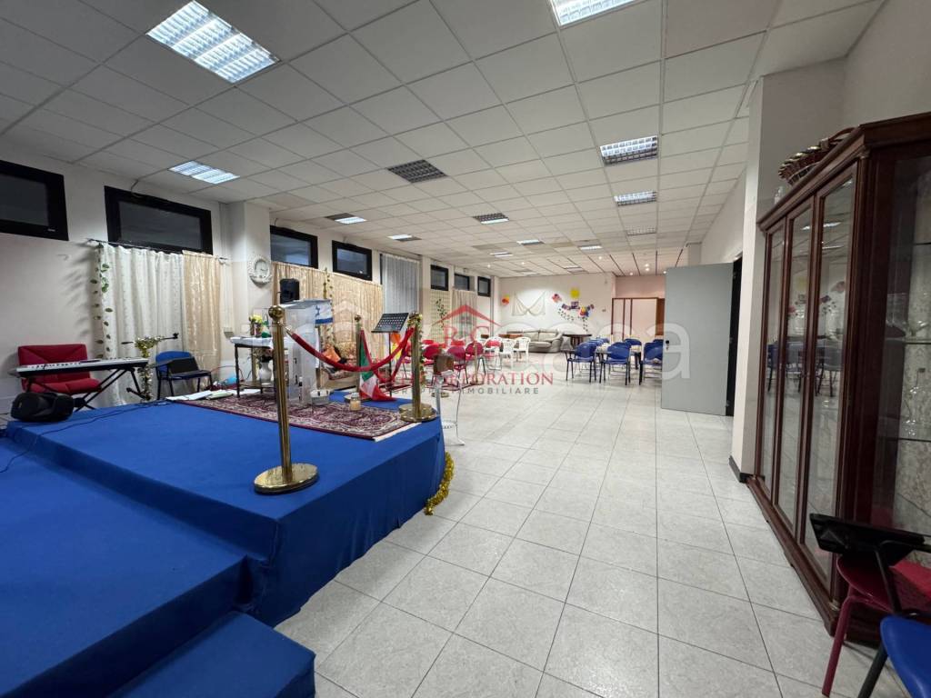 negozio in vendita a Reggio nell'Emilia in zona Carrozzone