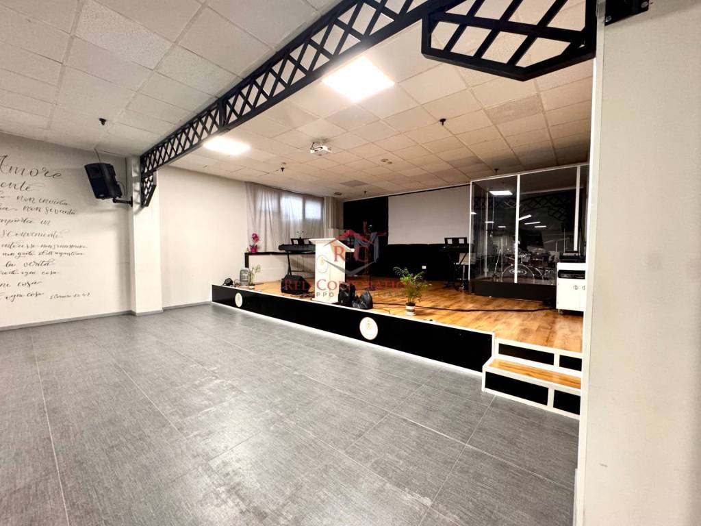 negozio in vendita a Reggio nell'Emilia in zona Carrozzone