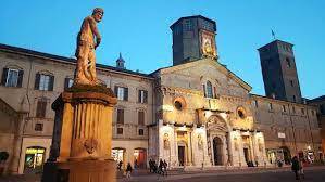 negozio in vendita a Reggio nell'Emilia in zona Città Storica