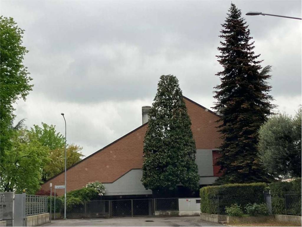 casa indipendente in vendita a Reggio nell'Emilia in zona Città Storica