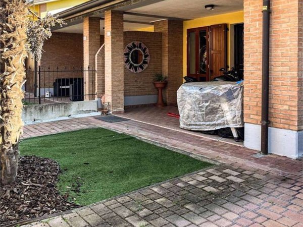 casa indipendente in vendita a Reggio nell'Emilia in zona Città Storica