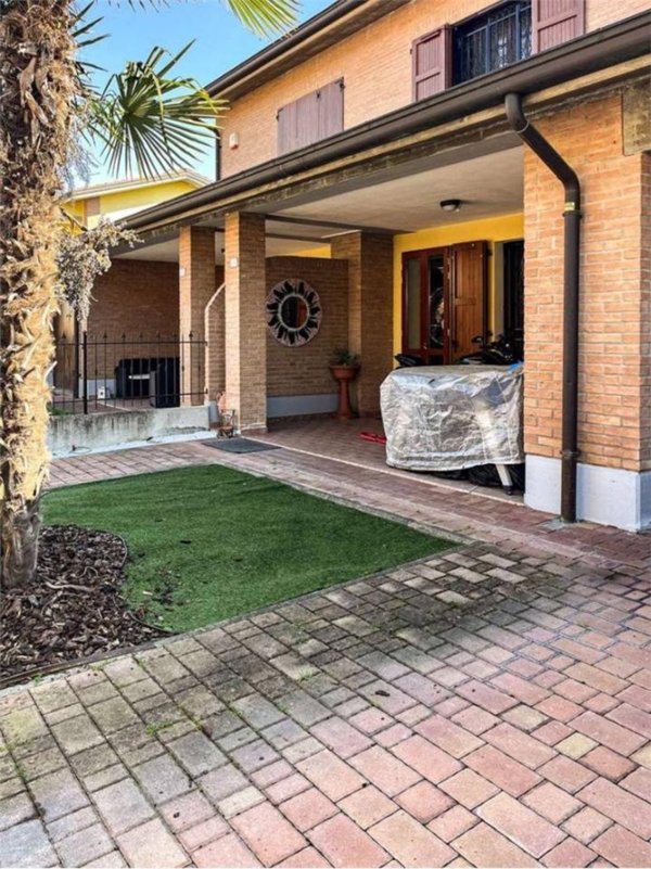 casa indipendente in vendita a Reggio nell'Emilia in zona Città Storica