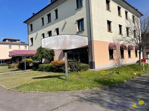 locale commerciale in vendita a Reggio nell'Emilia