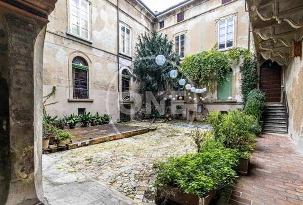 intera palazzina in vendita a Reggio nell'Emilia in zona Città Storica