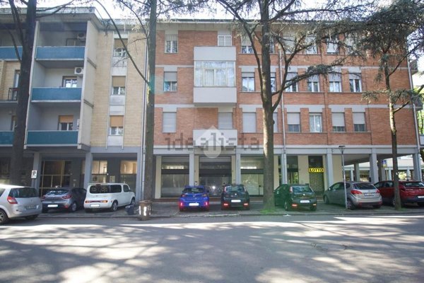 negozio in vendita a Reggio nell'Emilia in zona Mirabello