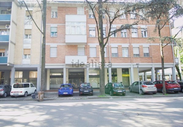 negozio in vendita a Reggio nell'Emilia in zona Mirabello