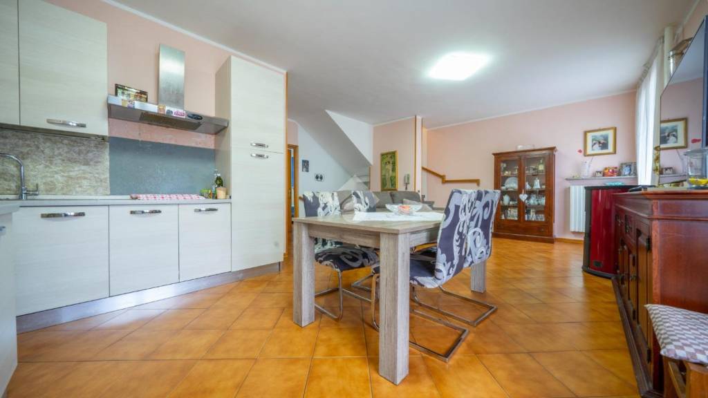 casa indipendente in vendita a Reggio nell'Emilia in zona Baragalla
