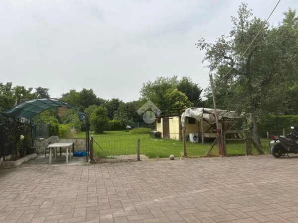 casa indipendente in vendita a Reggio nell'Emilia in zona Città Storica