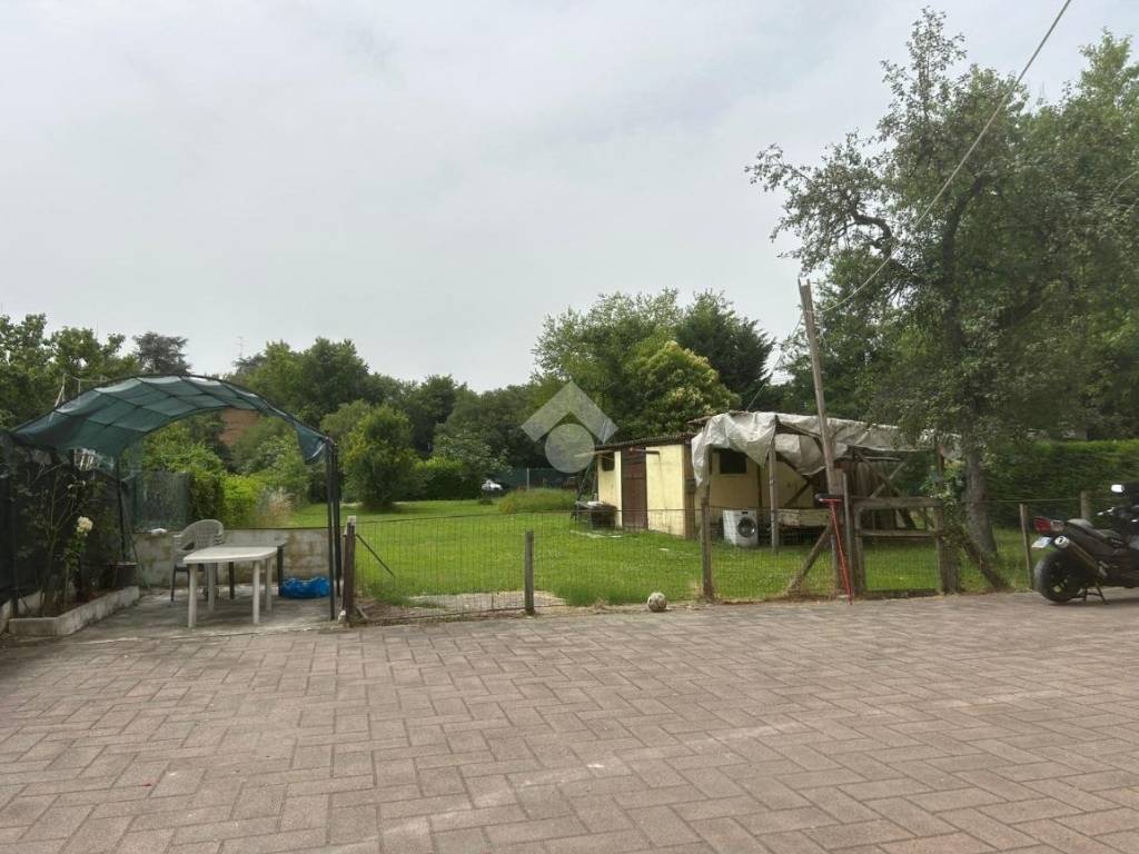 casa indipendente in vendita a Reggio nell'Emilia in zona Città Storica