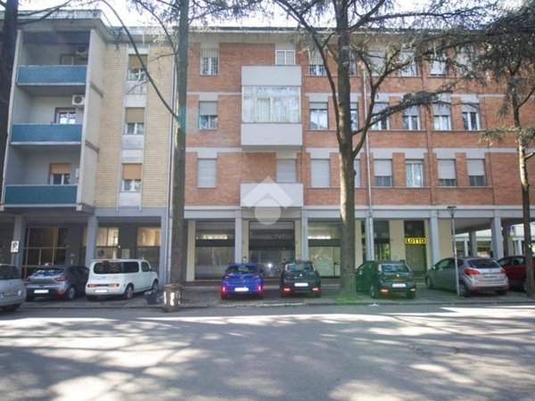 negozio in vendita a Reggio nell'Emilia in zona Mirabello
