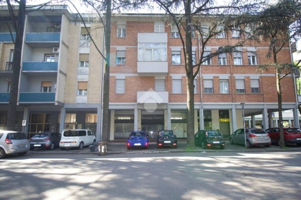 negozio in vendita a Reggio nell'Emilia in zona Mirabello